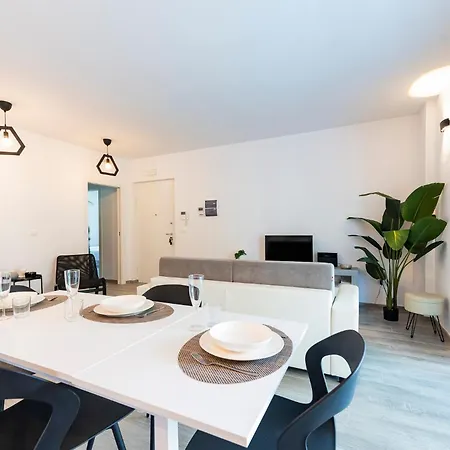 Guesthost - Seaside Exclusive Retreat With Balconies & Parking Appartamento *