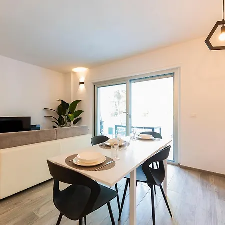 Guesthost - Seaside Exclusive Retreat With Balconies & Parking Appartamento