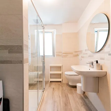 Guesthost - Seaside Exclusive Retreat With Balconies & Parking Appartamento *