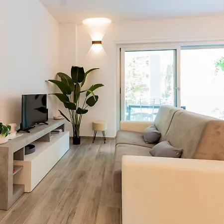 Apartment Guesthost - Seaside Exclusive Retreat With Balconies & Parking