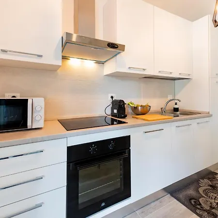 Guesthost - Seaside Exclusive Retreat With Balconies & Parking