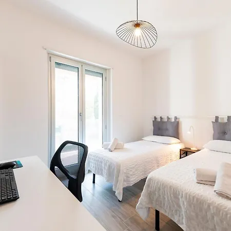 Apartment Guesthost - Seaside Exclusive Retreat With Balconies & Parking *