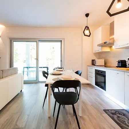 Guesthost - Seaside Exclusive Retreat With Balconies & Parking Apartmán