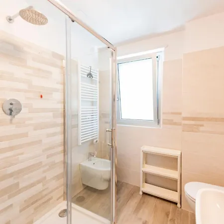 Apartment Guesthost - Seaside Exclusive Retreat With Balconies & Parking