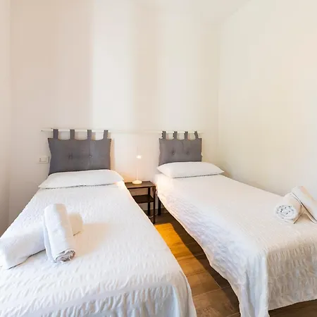 Guesthost - Seaside Exclusive Retreat With Balconies & Parking *