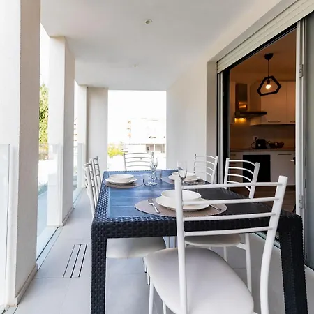 Guesthost - Seaside Exclusive Retreat With Balconies & Parking
