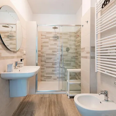 Guesthost - Seaside Exclusive Retreat With Balconies & Parking