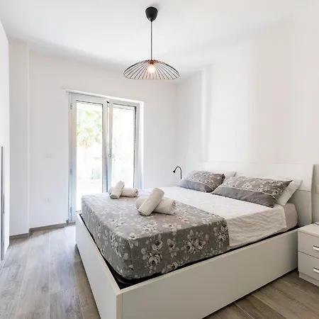 Apartment Guesthost - Seaside Exclusive Retreat With Balconies & Parking