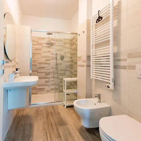 Guesthost - Seaside Exclusive Retreat With Balconies & Parking