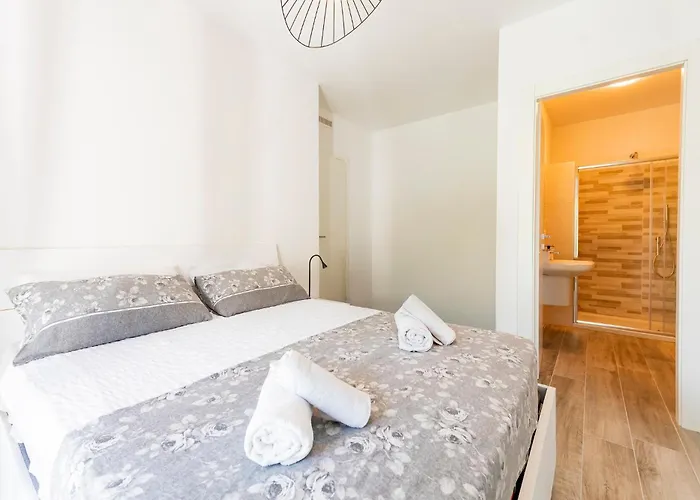 Guesthost - Seaside Exclusive Retreat With Balconies & Parking Апартаменты *