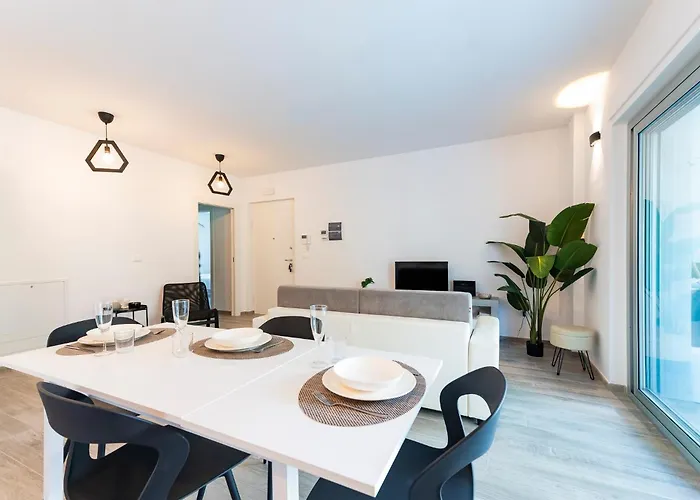 Guesthost - Seaside Exclusive Retreat With Balconies & Parking Апартаменты *