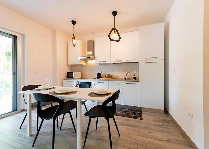 Guesthost - Seaside Exclusive Retreat With Balconies & Parking * Франкавилла-аль-Маре