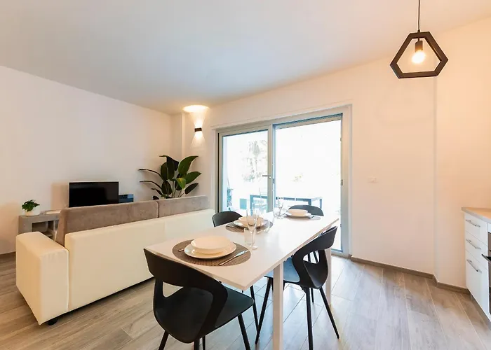 Guesthost - Seaside Exclusive Retreat With Balconies & Parking Апартаменты