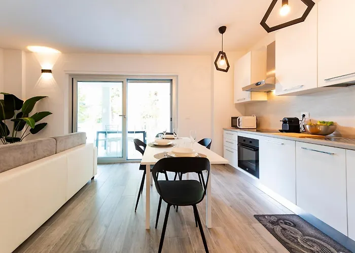 Guesthost - Seaside Exclusive Retreat With Balconies & Parking Апартаменты