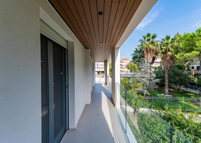 Guesthost - Seaside Exclusive Retreat With Balconies & Parking Апартаменты *