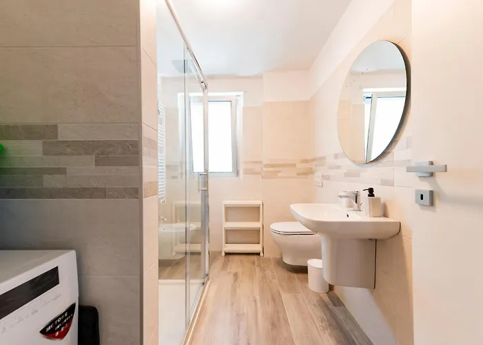 Guesthost - Seaside Exclusive Retreat With Balconies & Parking Апартаменты *