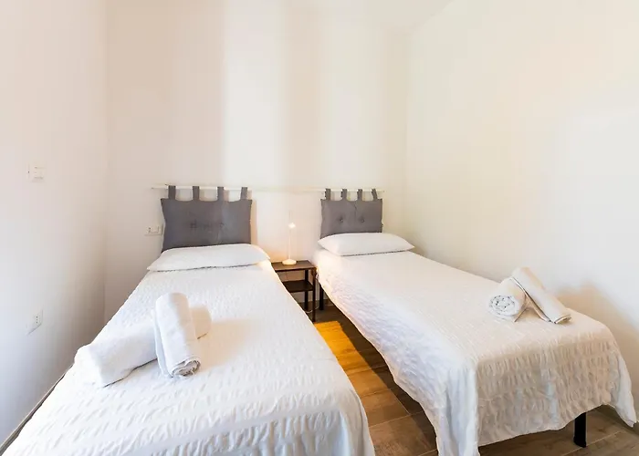 Guesthost - Seaside Exclusive Retreat With Balconies & Parking *