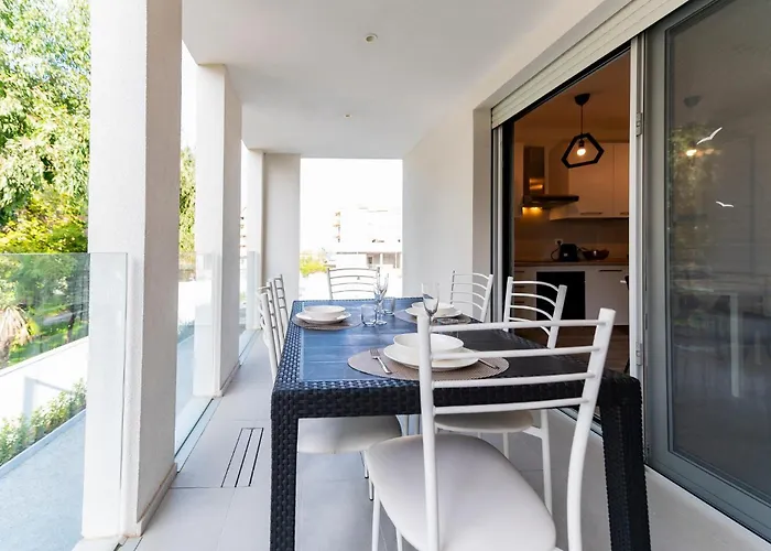 Guesthost - Seaside Exclusive Retreat With Balconies & Parking