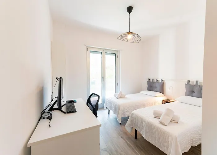 Апартаменты Guesthost - Seaside Exclusive Retreat With Balconies & Parking Франкавилла-аль-Маре