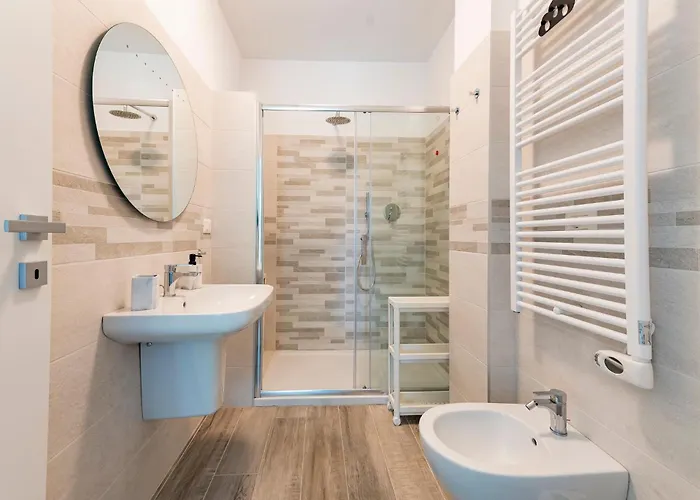 Guesthost - Seaside Exclusive Retreat With Balconies & Parking