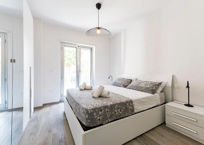 Апартаменты Guesthost - Seaside Exclusive Retreat With Balconies & Parking