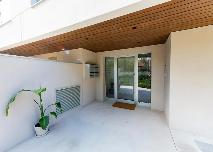 Апартаменты Guesthost - Seaside Exclusive Retreat With Balconies & Parking Франкавилла-аль-Маре