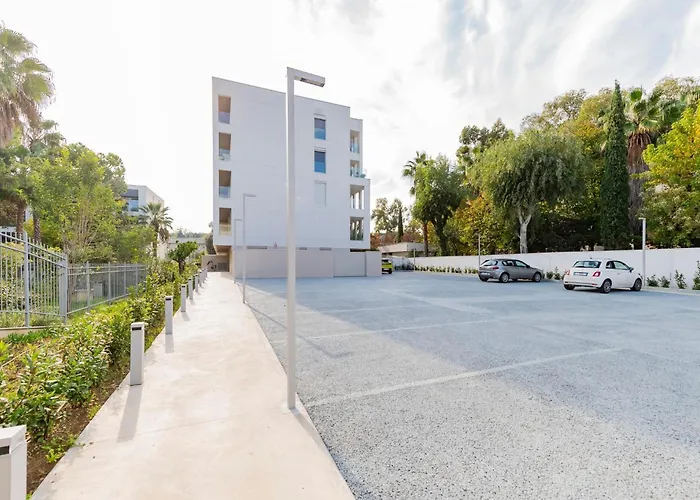 Guesthost - Seaside Exclusive Retreat With Balconies & Parking Апартаменты