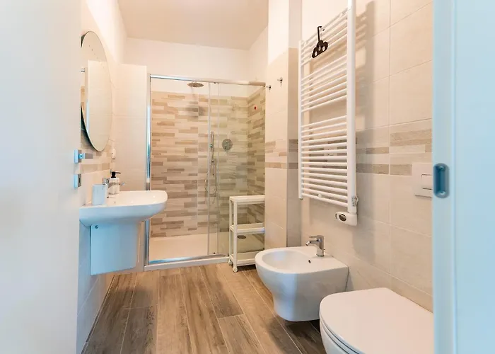 Guesthost - Seaside Exclusive Retreat With Balconies & Parking